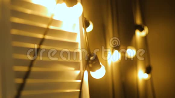 灯泡花环贴紧了电灯泡像装饰一样挂在墙上视频的预览图