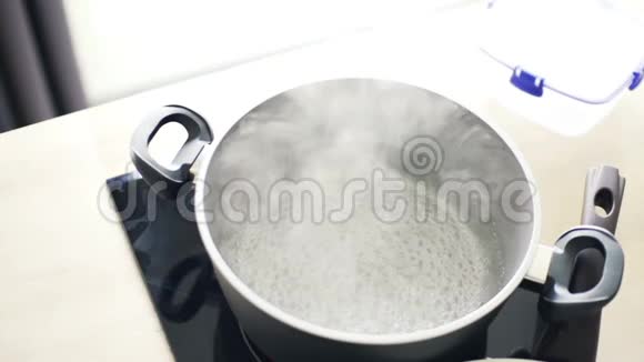 厨房慢动作锅内开水视频的预览图