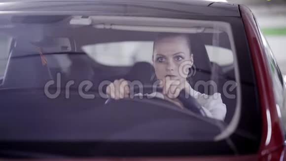 一个穿白衬衫的女人开始抽烟的时候坐在红色的车后面视频的预览图