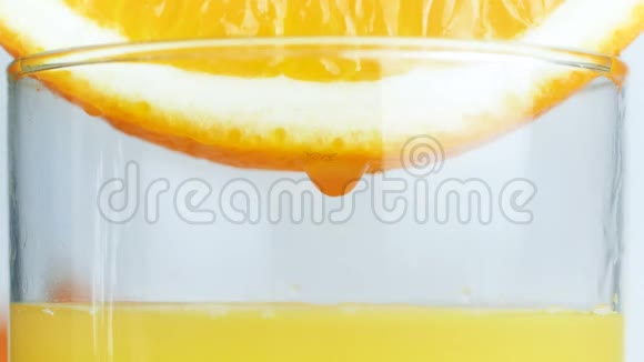 特写4k段橙汁滴落在玻璃中的视频视频的预览图