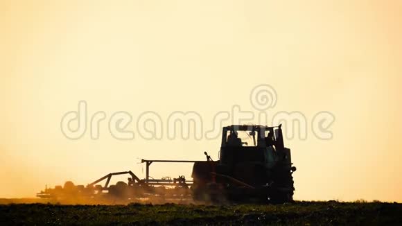 以苗床栽培机作为农田农业工程播种前活动的一部分拖拉机在农田耕作土地视频的预览图