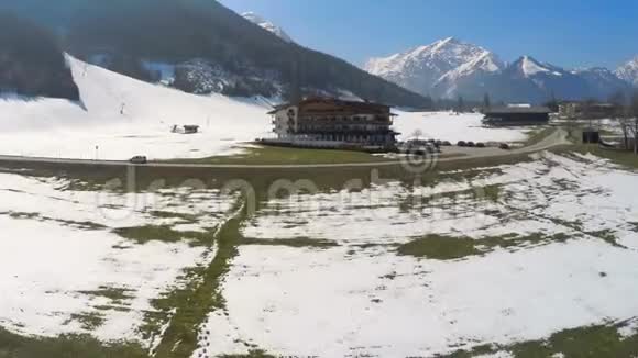 沙漠公路在山区的淡季在受欢迎的滑雪胜地空旅馆视频的预览图