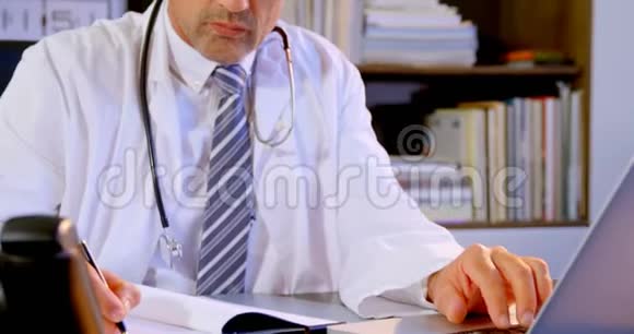 医生在桌子上工作视频的预览图