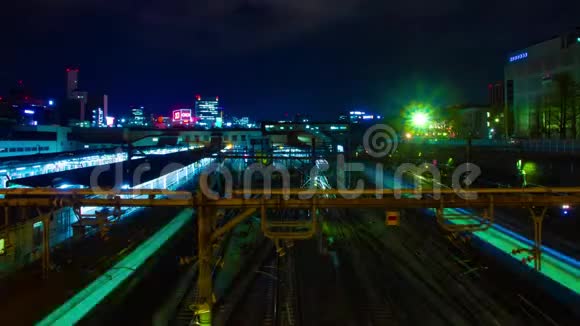 在上野车站的列车在夜间长时间曝光大镜头视频的预览图