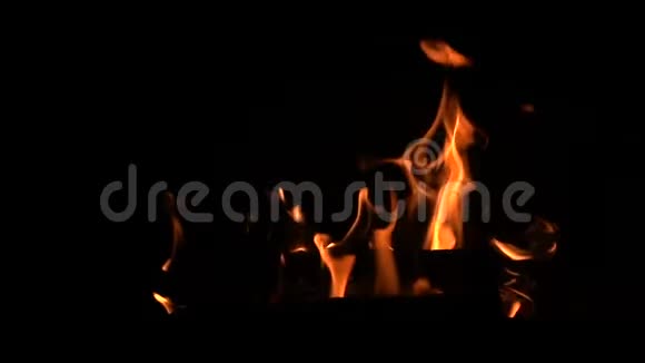 壁炉里温暖舒适的燃烧着的火视频的预览图