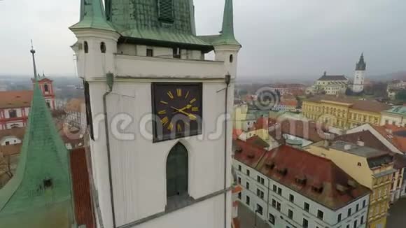 哥特式市政厅塔上美丽的旧钟的鸟瞰历史地标视频的预览图