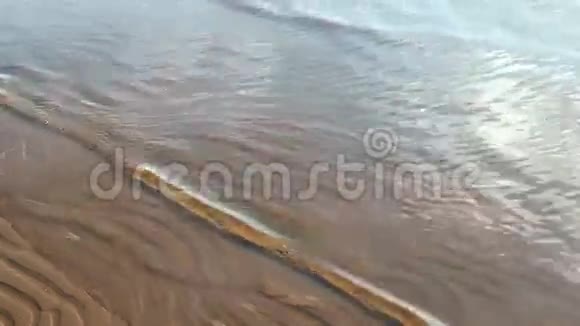 波浪在条纹海滩上视频的预览图