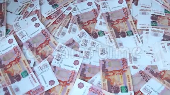 桌上摆着许多5000卢布的俄罗斯钞票视频的预览图