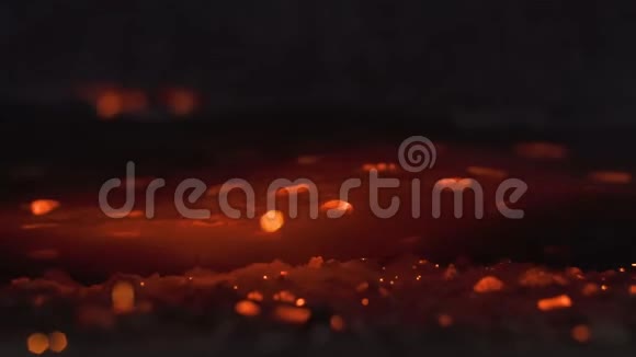 炉中的火焰和飞行火花热燃烧木煤的特写视频的预览图