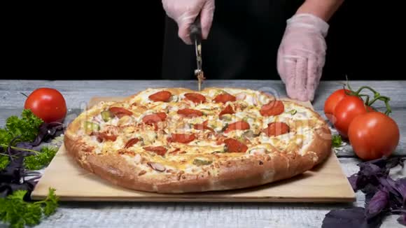 厨师用滚刀切披萨框架厨师手套切辊刀新烤披萨切块美味的披萨视频的预览图