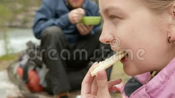 女孩在户外吃黄油面包视频的预览图