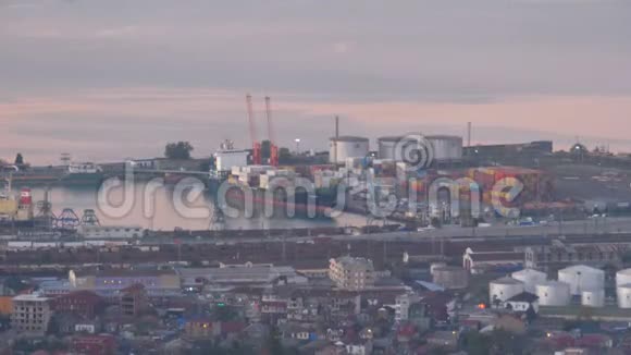 傍晚鸟瞰巴统海港视频的预览图