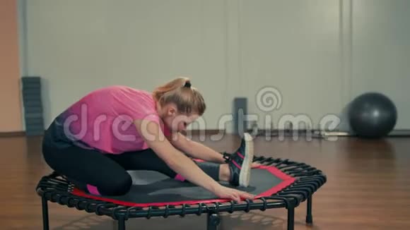 体育青年女子正在健身房健身锻炼视频的预览图