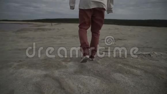 帅哥在海滩上散步视频的预览图