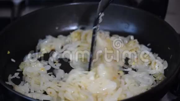 在煎锅里用油煎洋葱视频的预览图