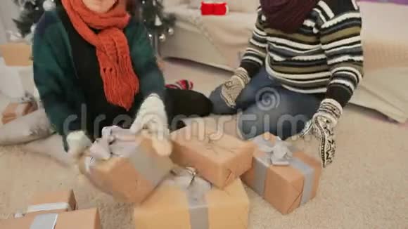 一个年轻女孩和一个男孩正在收集一堆新年礼物圣诞主题加速射击视频的预览图