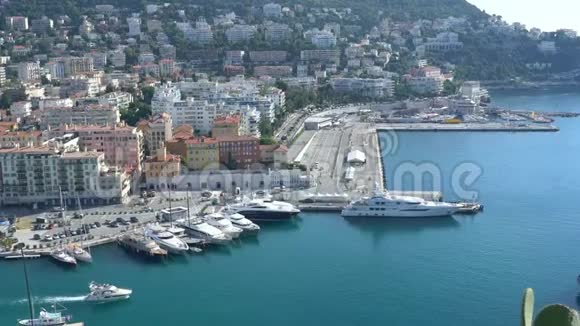 从城堡山鸟瞰著名的港口和船只视频的预览图