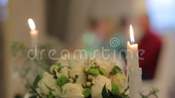蜡烛和结婚花束视频的预览图