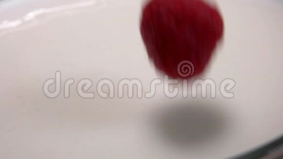 一棵树莓倒在一碗牛奶里视频的预览图