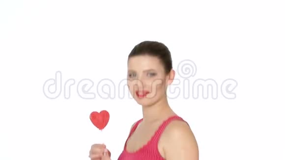 女人抱着心形的棒棒糖情人节天视频的预览图