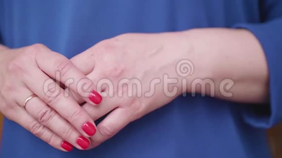 女人用红色指甲油做手势视频的预览图