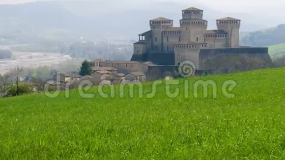 帕尔玛意大利托雷奇亚拉城堡草甸风瓦勒全景埃米莉亚罗马尼亚意大利城堡视频的预览图