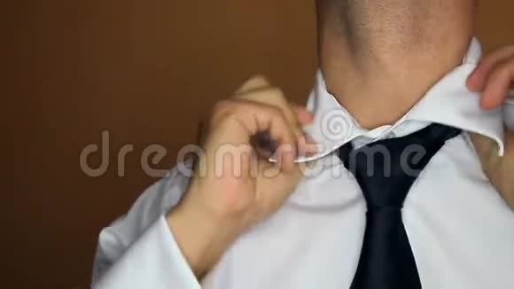 客房配有白色衬衫领子和黑色领带特写视频的预览图