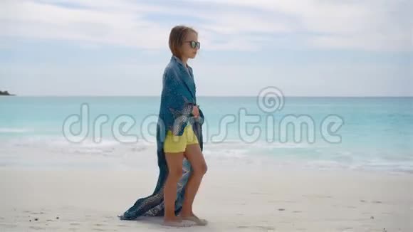 小女孩在海滩上玩得很开心孩子可以享受海滩度假视频的预览图