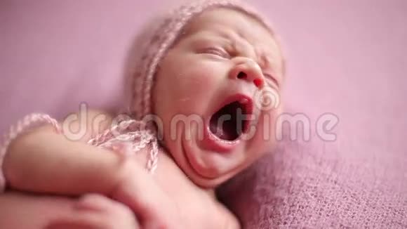 可爱的新生儿睡眠和喘息视频的预览图