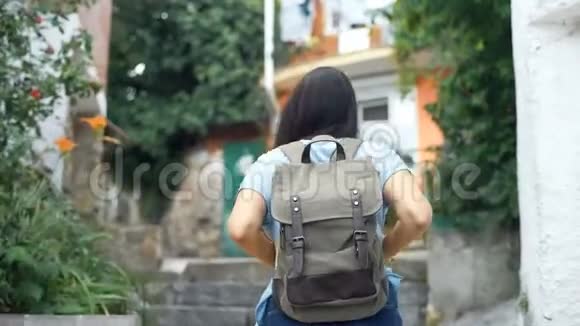 夏天一位背着背包的年轻女子在欧洲老城散步视频的预览图