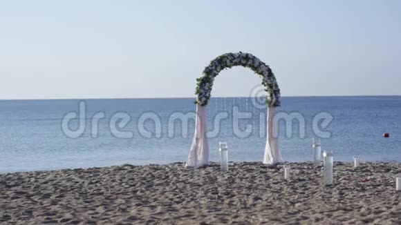 在海滩上举行婚礼视频的预览图