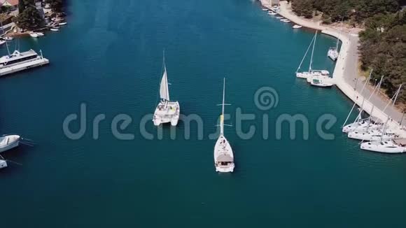 从海湾白色豪华游艇上方的空中俯视视频的预览图