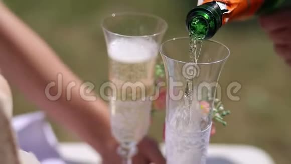 服务员用结婚杯倒香槟特写镜头视频的预览图