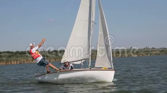 两个人驾驶帆船视频的预览图