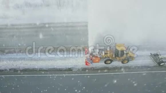 大暴雨降雪平地机清除雪除雪吹雪机吹雪冬季道路特殊视频的预览图