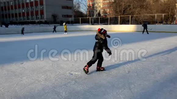 快乐可爱的小男孩和冬天的孩子在一起白天滑冰玩得很开心视频的预览图