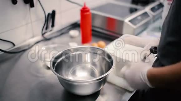人把面粉倒进一碗铁里视频的预览图