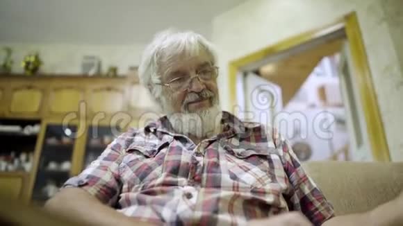 老人在家休息看相册视频的预览图