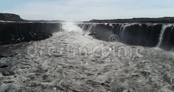飞越冰岛北部Selfoss瀑布附近的河流视频的预览图