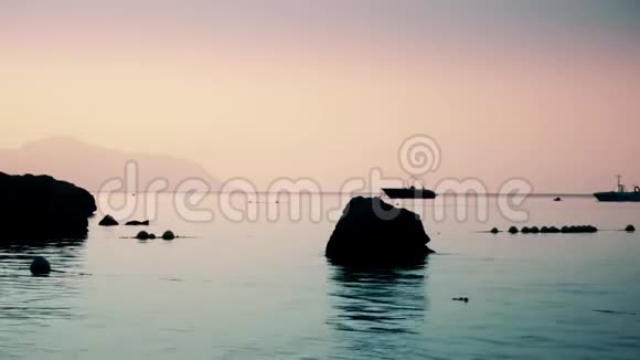 平静的海面上平静的大海和粉红色的天空美丽的自然景观视频的预览图