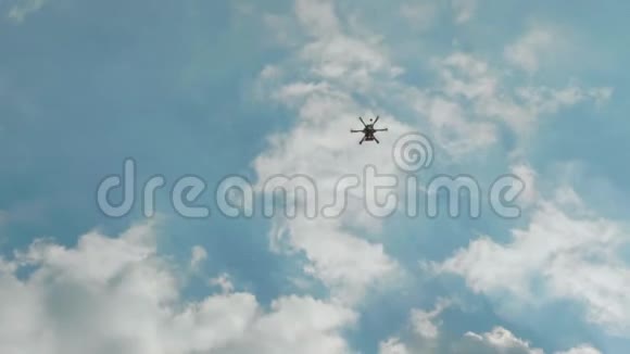 复印机在多云的蓝天上飞行视频的预览图