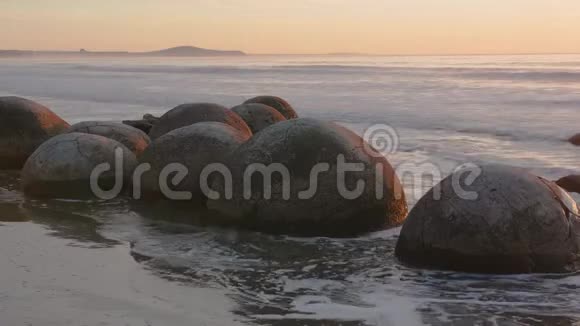 新西兰南岛的Moeraki巨石视频的预览图