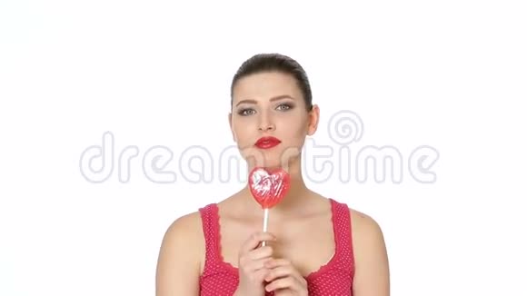 女人抱着心形的棒棒糖情人节天视频的预览图