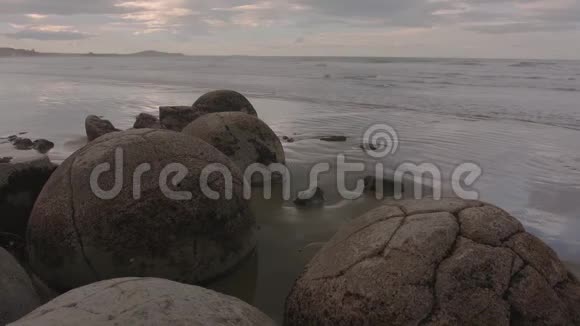 新西兰南岛的Moeraki巨石视频的预览图