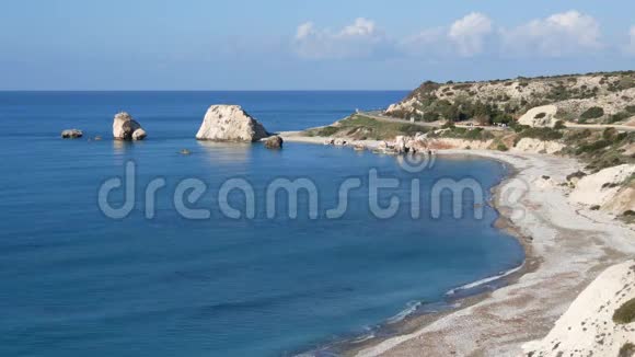 彼得拉托罗米乌塞浦路斯阿芙罗狄蒂帕福斯附近的岩石和海滩视频的预览图