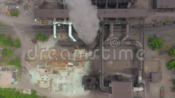 空中观景来自钢厂和高炉管道的肮脏烟雾和烟雾视频的预览图