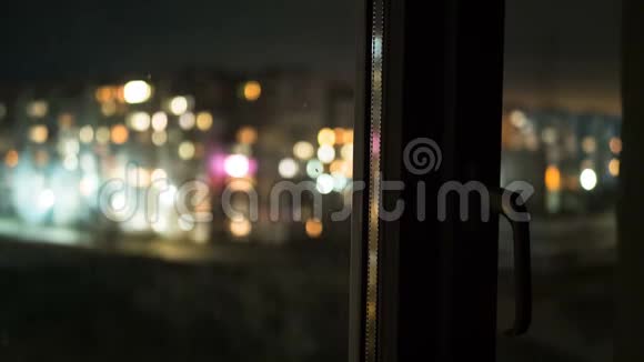 透过窗户观看夜晚高楼大厦的窗户视频的预览图