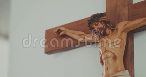 耶稣基督在教会的十字架上视频的预览图