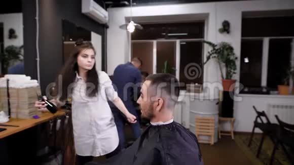 时髦的人去理发店女理发师做时尚发型理发店内部景观视频的预览图