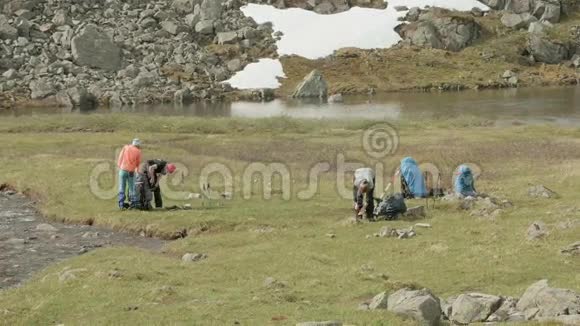 徒步旅行者在山里的营地里背包挪威视频的预览图